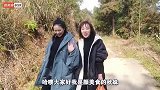 秋妹做了番茄牛腩汤锅，迎接小粉丝到来，汤鲜味美，小粉丝好爱吃