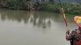 大哥趁着下雨天出门钓鱼，收获了一条大青鱼，果然付出会有回报！