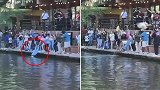 美国：一男子倒栽进河里帮路人捡回钱包，头全浸入水中