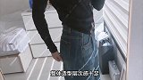 鞠婧祎甜辣时尚的穿搭来了，吊带背心搭配宽松牛仔裤，随性又时髦