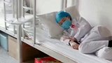 一线的医护人员真是太辛苦了，刚扎上针就睡着了，真是让人心疼