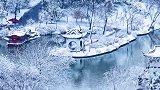 尘世三冬雪，半染江中舟冬水已沉寂，怎敢渡情愁！