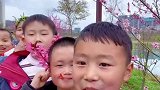 一群小朋友头戴鲜花拍视频
