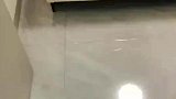 男子网购床发现太大了，卧室都没位置了