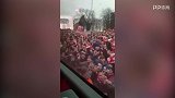 英超-1718赛季-难怪凌晨安菲尔德比赛气氛爆棚 赛前利物浦球迷都上树了-专题