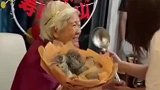 孙辈为老人准备生日宴，仪式感满满的