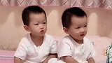 双胞胎宝宝好搞笑，尤其是配上这个声音，简直要笑死人了！