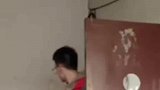 姐姐放假回家躲房间给弟弟送惊喜