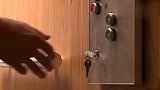 电梯地面突然掉落，众人都害怕了