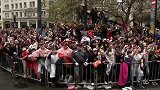 WWE-14年-蛋妞加入MLB旧金山巨人夺冠狂欢游行 “Yes”呼声响彻全城-新闻