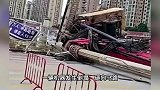 塔吊侧翻致多车被砸，倾倒瞬间曝光,2名男子卡间隙里极限逃生！