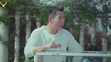 摆地摊小伙救助晕倒老外，老外回来报恩！