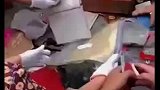 四川一独居老人离世，社区工作人员整理遗物时嬉笑