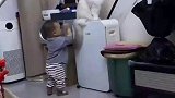 小男孩多次骚扰猫咪，结果被猫咪一巴掌打哭，猫咪已经爪下留情了