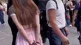 国外小姐姐是真能嘚瑟，居然跑这两人面前秀操作