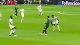 实拍谢尔基将球传出后 被冲上来的吕迪格直接撞倒