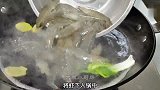 广东人做白灼虾为什么那么好吃，原来做法有讲究，看大厨怎么做的
