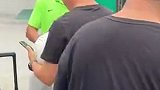 实拍国安将帅兵发郑州 王刚耐心为球迷签名