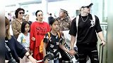 49岁钟丽缇与公婆同行面无表情似不悦，两女儿亭亭玉立很抢镜