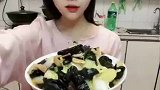 姑娘，看你吃木耳白菜炒肉的样子，我都想尝一口