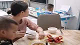 儿子不好好吃饭，妈妈无奈使出这招，看完憋住别笑！