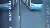 近日，咸阳一男子在公交车偷钱被发现，情急之下跳窗而逃。司机王师傅随后也跳窗追赶，在群众帮助下将小偷抓获。