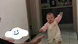 宝宝第一次学会走路慢慢走向爸妈