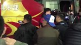 上港大巴抵达遭遇主队嘘声 博阿斯谢晖面色镇定步入球场