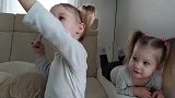 妹妹想要小鱼玩具，姐姐逗了她半天，妹妹的反应笑死人