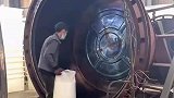 工人将各种材料倒入锅中，经过高温烘干逐渐成型