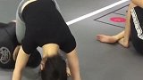 打不过小姐姐，就抱腿，小姐姐有点尴尬了吧