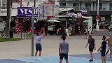 扮成弱者和路人打篮球，路人会什么反应