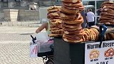 小贩面包圈摆到德国国会大门口，保安都不管，管理的并不严格！