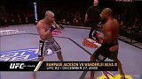 左勾拳KO+残忍补拳！UFC虐心一幕 对手已倒地抽搐