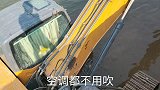师傅把挖机开到河里：这样洗挖掘机，一举两得还真靠