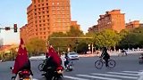 两小伙身披五星红旗骑机车 路人高呼：如果信仰有颜色那一定是中国红#中国红