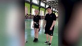 赵本山24岁儿子女友疑曝光 身材纤细染一头白发