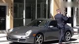 国外爆笑街头恶搞，男子拿着香蕉打电话，过往路人一脸傻笑