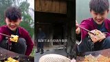 农村小伙用一块瓦片做锅在上面炸土豆片