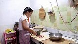 高峰家今天改生活，好好买仨鸡腿炖焖子，几个孩子吃的香喷喷