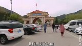带着老妈去爬山，她喘息说比扒土豆还累，小妹难得大方请吃烤鸭