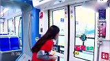 baby拼命与电车赛跑，场面异常激烈，太有意思了