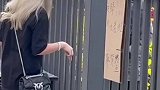 外国女子取快递，小姐姐说中文快递小哥说英文