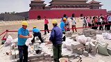 一般人不敢接手的工作，给故宫铺瓷砖