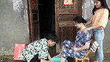 二货带媳妇回家给老娘洗脚尽孝，岂料只为作秀完成任务赢得奖金！