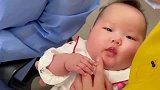 给小萌宝打疫苗，最后一下厉害，真是太搞笑了