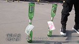 小伙摆摊玩抽钱游戏，美女轻松赢走三百元，太逗了