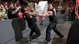 WWE-18年-RAW第1296期：罗门带伤复仇莱斯纳 再遭一轮虐打伤上加伤-花絮