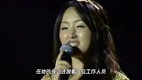 52岁杨钰莹身材发福严重，大肚腩十分明显，穿恨天高走路险些摔倒