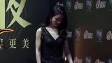 赵丽颖冯绍峰牵手逛街被偶遇小两口暖心回应和路人打招呼